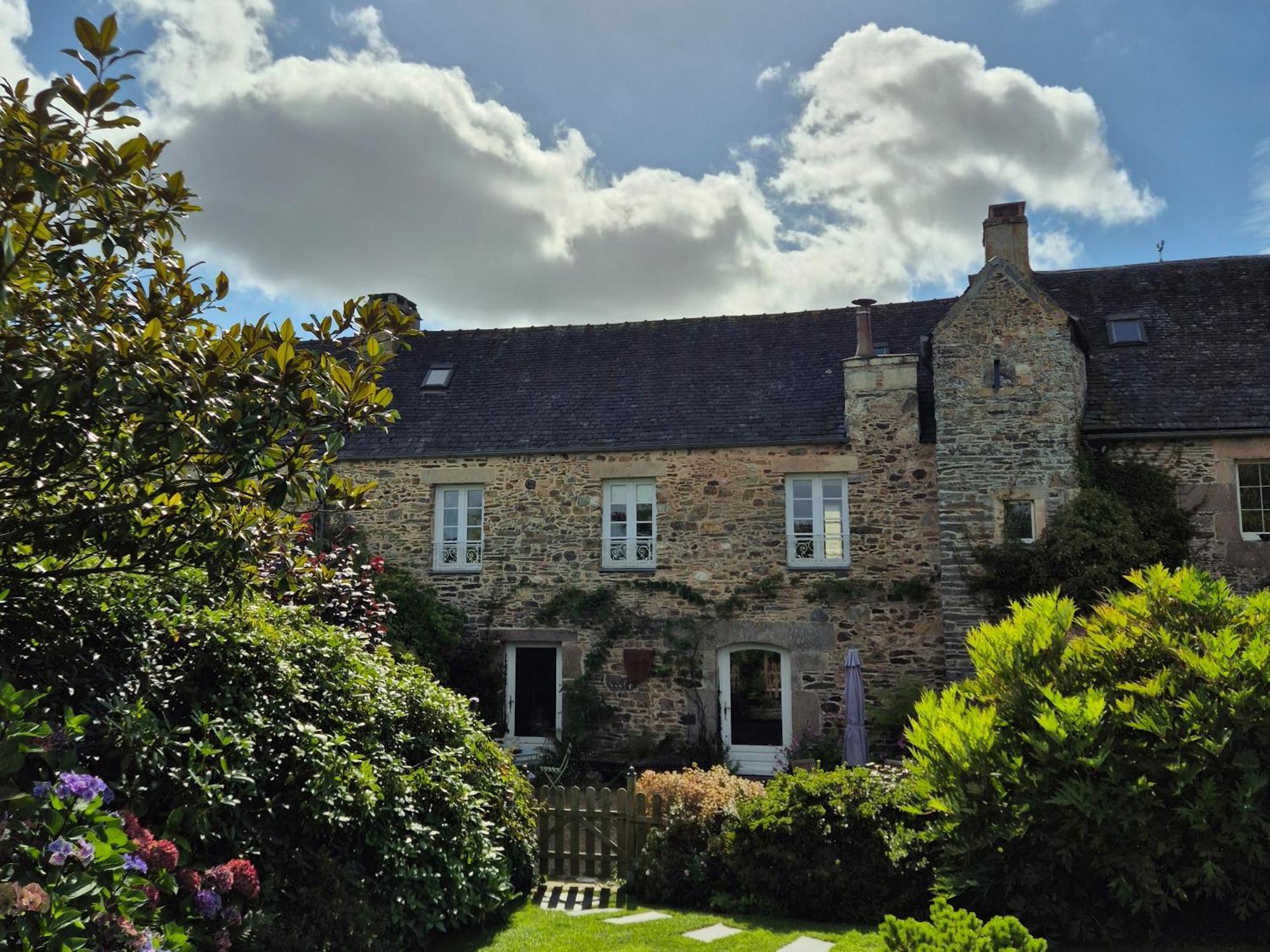 Gite De Charme Au Manoir Du Plessis-Quinquis Sainte-Seve Eksteriør bilde